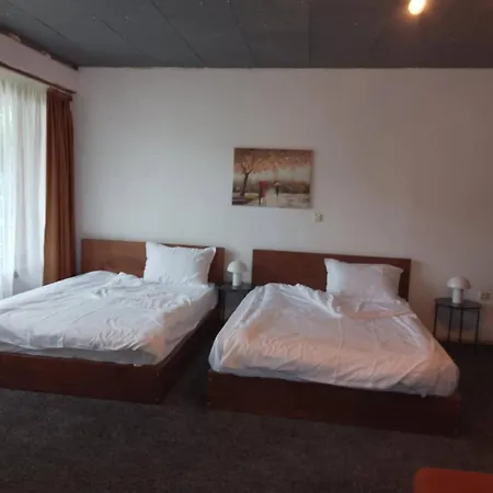 Homely 3*